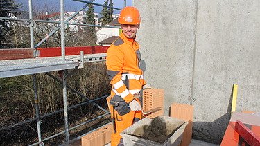 Mitarbeiter auf der Baustelle am Mauern