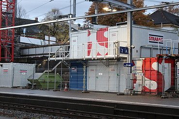 Foto von STRABAG Container an den Gleisen vom Bahnhof Enge