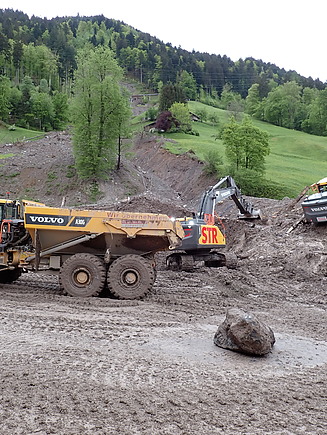 Zwei STRABAG-Bagger räumen Schlammmassen 