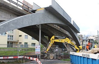 Foto von Hirschenbrücke und Zusammenführung zweier Brückenteile