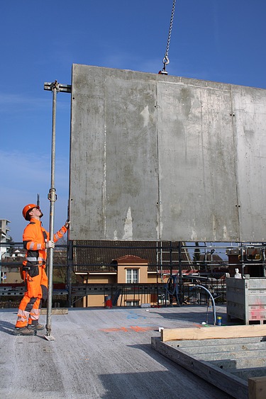 Einhub Betonwand mit einem 