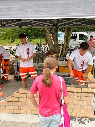 Kinder bekommen erklärt wie man korrekt mauert