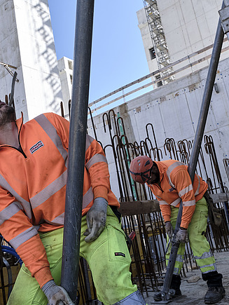 Mitarbeitende auf der Baustelle