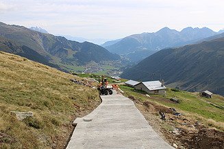 Arbeiten auf 2200 m.ü.M., oberhalb von Sedrun mit Blick ins Tal