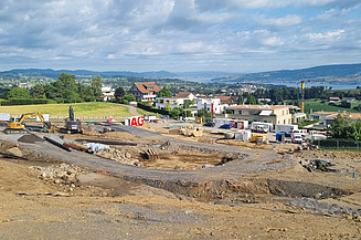 STRABAG baut im Auftrag der Baulink AG als Totalunternehmerin in Schindellegi (Bild: STRABAG) Foto von Bauarbeiten Mehrfamilienhäuser