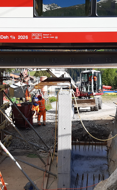 Foto von Arbeiten an Gleisen unter einer Brücke