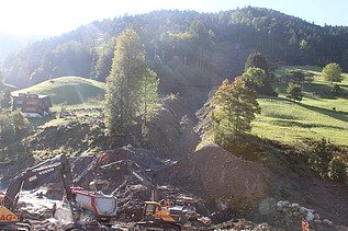 Drohnenaufnahme von der Erdrutsch-Schneise und 10m tiefer Grube.