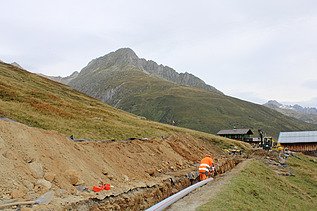 Rohre werden verlegt, nähe Installationsplatz Milez