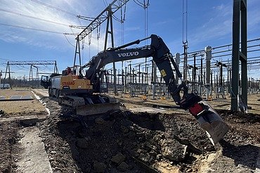 Foto von Arbeit in einer Baugrube in Mettlen mit STRABAG Bagger