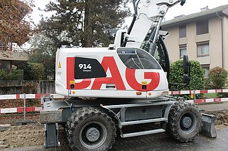 Weisser Bagger im Einsatz beim Schachten