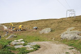 Mitarbeitende erstellen die Zufahrtswege zu SedrunSolar