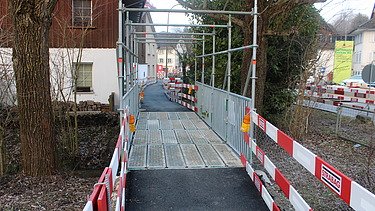 Übergangsbrücke Gossauerbach STRABAG Absperrlatten