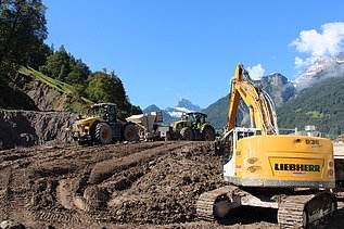 Bagger in Schlammgrube am Baggern