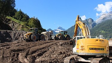 Bagger in Schlammgrube am Baggern