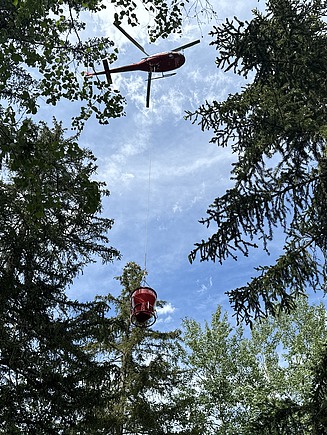 Helikopter bringt den Beton für das Fundament