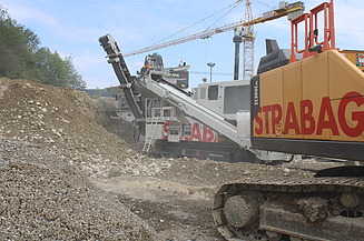 STrABAG-Bagger und Brecher im Kieswerk-Bürglen