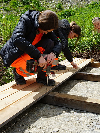 STRABAG-Lernende beim errichten eines Picknick-Platzes aus Holz  in Disentis