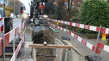 Weisser Bagger im Einsatz beim Schachten