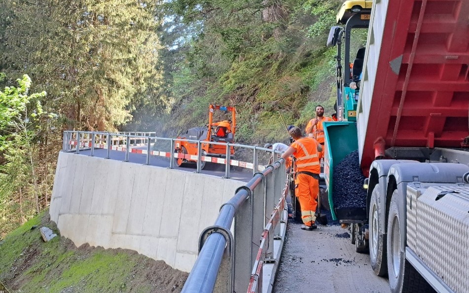 Foto von Arbeiten der Strasse via Cavorgia