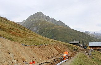 Rohre werden verlegt, nähe Installationsplatz Milez