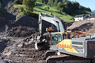 Bagger in Schlammgrube am Baggern