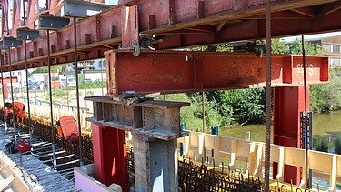 Foto von der Tössbrücke seitlich mit oberhalb liegendem Brückenlehrgerüst