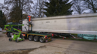 Turnhallenträger auf Transportfahrzeug