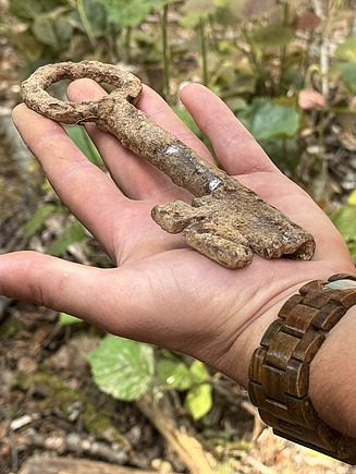 STRABAG Mitarbeiter präsentiert Archäologischer Fund