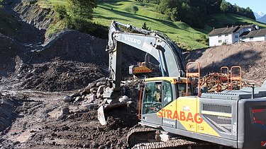 Bagger in Schlammgrube am Baggern