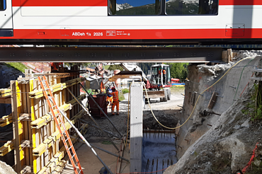 Foto von Arbeiten an Gleisen unter einer Brücke