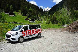 STRABAG-Auto vor einer Bergkulisse in Disentis 