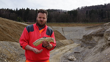 Toni Fankhauser mit seinem Fund, einem Stosszahnfragment eines Wollhaarmammmmuts