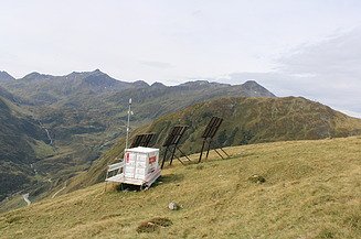 Testanlage mit drei Solartischen, im Hintergrund Berglandschaft