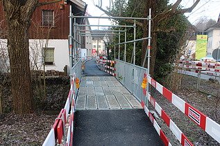 Übergangsbrücke Gossauerbach STRABAG Absperrlatten