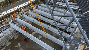 Einbau der Turnhallenträger von oben