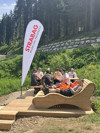 Lernende machen Pause auf dem fertigen Picknick-Platz in Disentis