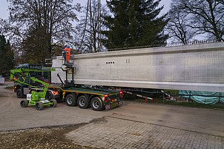 Turnhallenträger auf Transportfahrzeug