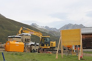 Baustelle auf der Höhe Bergrestaurant Milez mit  Berspitzen im Hin