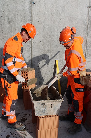 2 Mitarbeiter preparieren Beton fürs Mauern