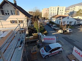 Drohnenansicht von STRABAG Fahrzeug und Bannern