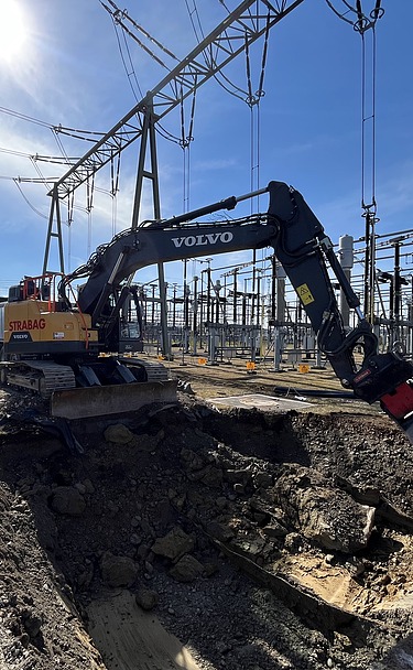 Foto von Arbeit in einer Baugrube in Mettlen mit STRABAG Bagger