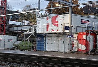 Foto von STRABAG Container an den Gleisen vom Bahnhof Enge