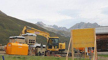 Baustelle auf der Höhe Bergrestaurant Milez mit  Berspitzen im Hin