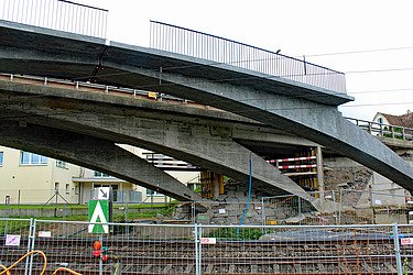 Hinten die denkmalgeschützte Hirschenbrücke, vorne die neue Hirschenbrücke für den Langsmverkehr