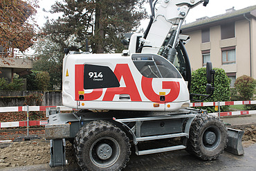 Weisser Bagger im Einsatz beim Schachten