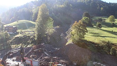 Drohnenaufnahme von der Erdrutsch-Schneise und 10m tiefer Grube.