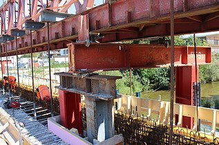 Foto von der Tössbrücke seitlich mit oberhalb liegendem Brückenlehrgerüst