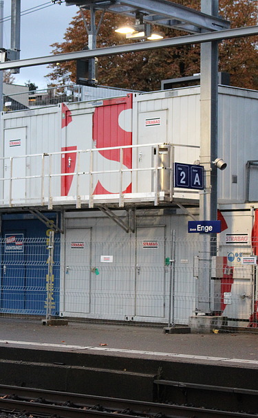 Foto von STRABAG Container an den Gleisen vom Bahnhof Enge