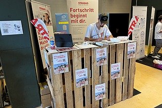 Messestand mit STRABAG Mitarbeitenden