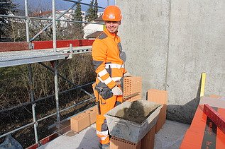 Mitarbeiter auf der Baustelle am Mauern